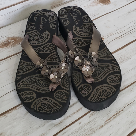 clarks skiff flip flops